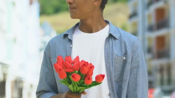 Tiener jongen gooien bloemen weglopen, boos door slechte date, meisje kwam niet — Stockvideo