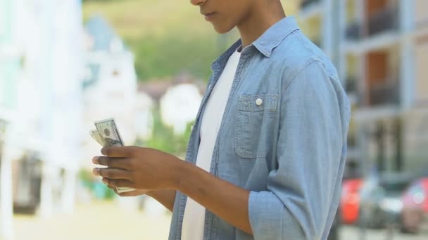 Adolescente niño contando dinero considerando la compra para las primeras ganancias, gastos de bolsillo — Vídeo de stock