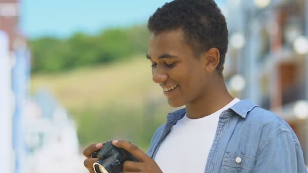Dijital kamerayla fotoğraf çeken genç adam, fotoğrafçılık kariyeri, blog yazarı. — Stok video