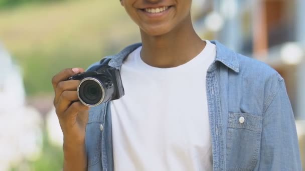 Hombre mostrando cámara y euros, salario de fotógrafo freelance, cuentapropistas — Vídeo de stock