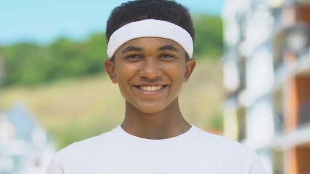 Noir mâle coureur dans bandeau sourire dans caméra, sport style de vie soins de santé — Video