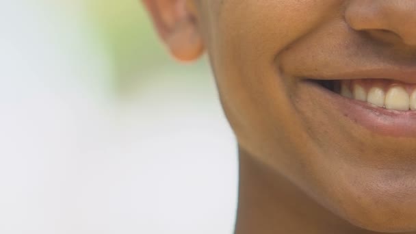 Close-up do rosto masculino afro-americano sorrindo sinceramente, pele raspada macia — Vídeo de Stock