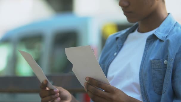 Gebrochenes Herz afroamerikanischer Teenie-Junge, der zwei Teile zerrissenes Foto zusammensetzt — Stockvideo