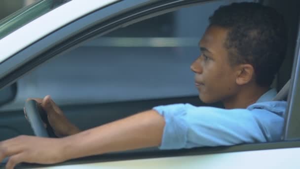 Nervioso afro-americano adolescente en coche llegar atascado en el atasco de tráfico, conducción — Vídeo de stock