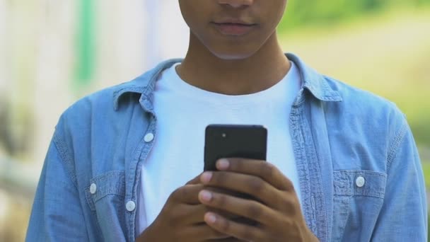 Muchacho afroamericano extremadamente contento con smartphone, ganador de la lotería sorprendido — Vídeos de Stock