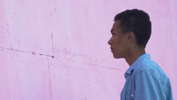 Afro-americano masculino adolescente pintura peça sinal na cidade parede, graffiti — Vídeo de Stock