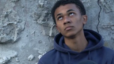 Yoldan geçen-umutsuz Afrikalı-Amerikalı erkek genç, yoksulluk için para vererek