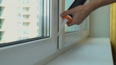 Apartman tamir hizmetleri closeup yükledikten sonra yeni pencereler yağlama işçi