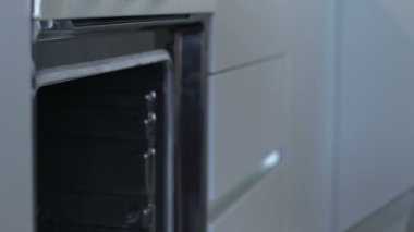 Kadın sobayaçma ve içine kurabiye koyarak, lezzetli atıştırmalık, hobi hazırlanıyor