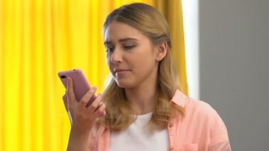 Üzgün kadın tavandan damlayan su için kase tutan ve tamirci arama