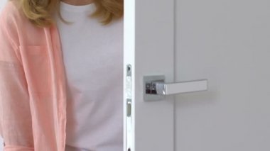 Genç kadın asılı tabela ve kapanış kapı rahatsız etmeyin, otelde gizlilik