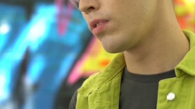 Kendine güvenen, burnu ve küpeleri olan, kendine güvenen beyaz bir hippi.