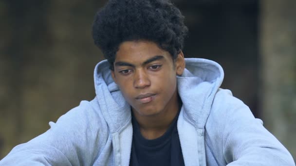 Депресивний афро-американський хлопець у капюшоні, що страждає меланхолією, самотністю — стокове відео