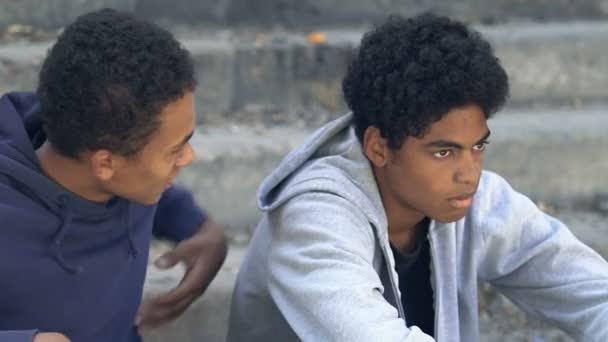 Siyahi yaralı genç erkek en gücenmiş arkadaşa sarılıyor, garip yaş ve sorunlar — Stok video