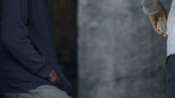 Les adolescents afro-américains échangent de l'argent contre de la poche de drogue dans un bâtiment abandonné — Video