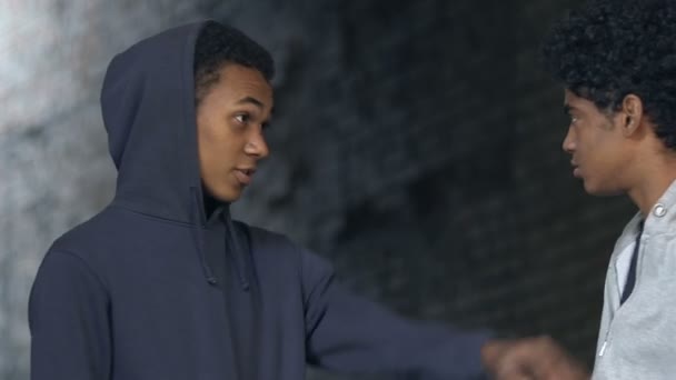 Afroameričtí teenageři se hádají a tlačí jeden na druhého, chuligáni — Stock video