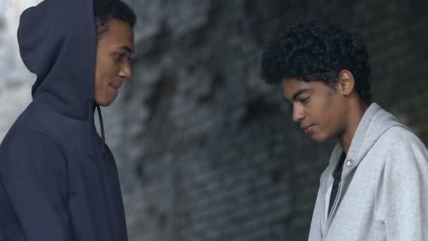Afro-americano adolescente menino empurrando e humilhando outro adolescente, gueto — Vídeo de Stock