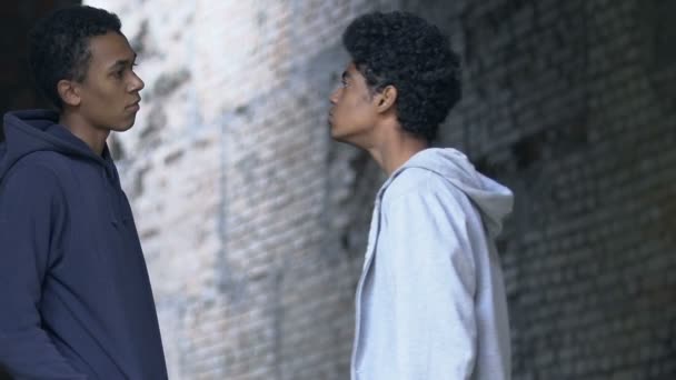 Adolescent afro-américain menaçant un autre garçon avec un couteau, danger de mort, criminel — Video