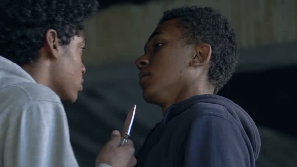 Enojado afroamericano adolescente amenazante chico con cuchillo, intento de robo — Vídeos de Stock