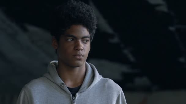 Ensam afro-amerikansk manlig tonåring som ser åt sidan, övergiven av vänner — Stockvideo