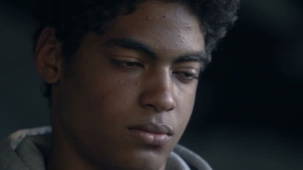 Afro-Amerikaanse man kijkt op, droomt over een betere toekomst, sociale onzekerheid — Stockvideo