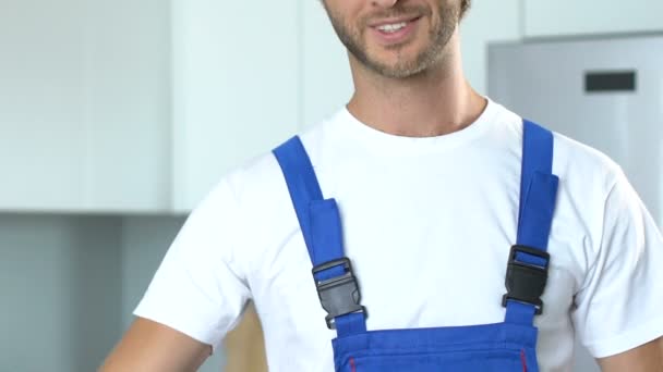 Knappe workman glimlachend en toont thumbs-up gebaar, service kwaliteit, reparatie — Stockvideo