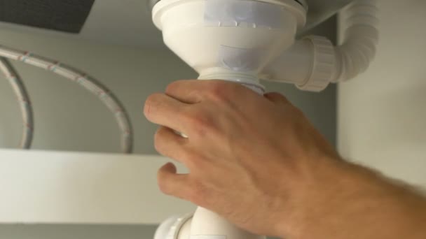 Rörmokare montering sanitär utrustning efter reparation, hushållstjänster, arbete — Stockvideo