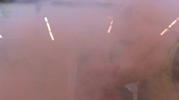 Модні підлітки обіймаються і цілуються в кольоровий дим, вечірка, повільний рух — стокове відео
