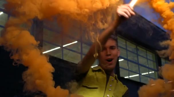 Joyeux millénium dansant dans un nuage de fumée orange, passe-temps, ralenti — Video