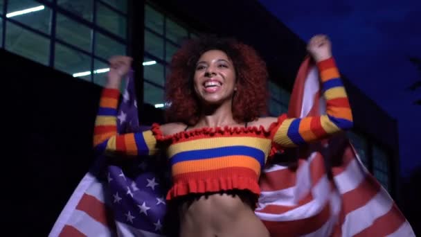 Wesoła kobieta machająca amerykańską flagą wspierająca swój kraj, zwolniony ruch — Wideo stockowe