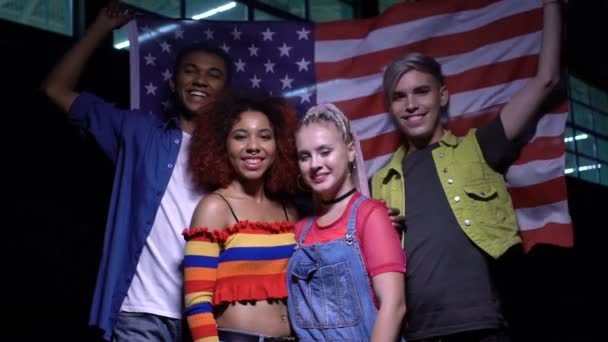 Alegre multi-étnicos adolescentes posando con la bandera de EE.UU., patriotismo, apoyo — Vídeo de stock