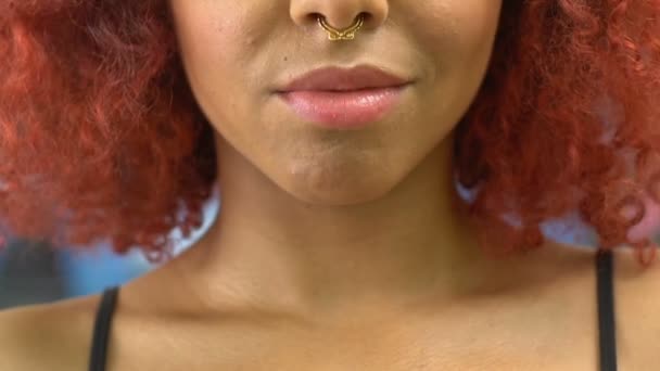 Fashionista jovem mulher com nariz anel posando na câmera, tendência, close-up rosto — Vídeo de Stock