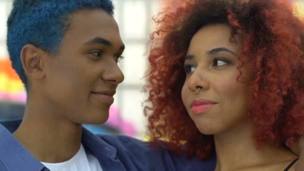 Feliz pareja de adolescentes de raza mixta abrazando y sonriendo en la cámara, subcultura — Vídeos de Stock
