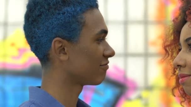 Adolescent aux cheveux bleus regardant avec amour jolie petite amie, relations tendres — Video