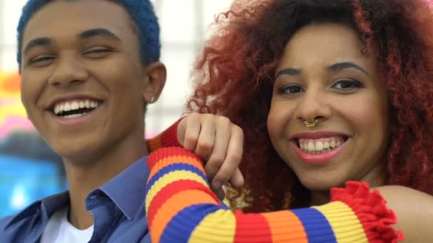 Entusiasmado casal adolescente na moda afro-americana sorrindo e rindo, relacionamentos — Vídeo de Stock