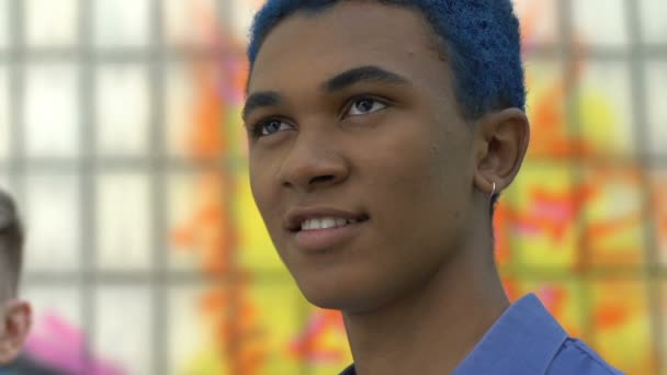 Besten multiethnischen trendigen Männer Millennials ruhen sich gegen Graffiti-Wand, Stil — Stockvideo