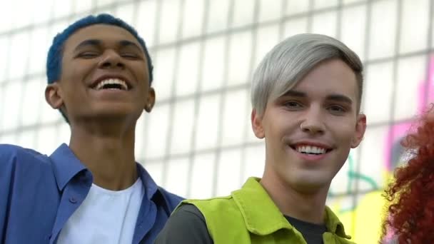 Wesoła grupa hipsterów nastolatki uśmiechające się i śmiejące, przyjaźń i radość — Wideo stockowe