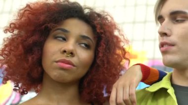 Sivri burunları ve kulakları delinmiş gençler kamerada poz veriyorlar, kendilerini ifade ediyorlar.