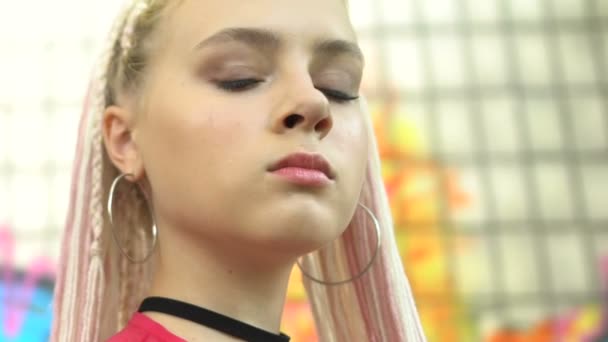 Самовпевнена модна біла жінка з вушними кільцями позує на камеру, свобода — стокове відео