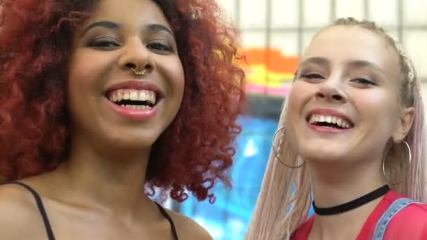 Bela multirracial perfurado feminino amigos rindo no câmara, felicidade — Vídeo de Stock