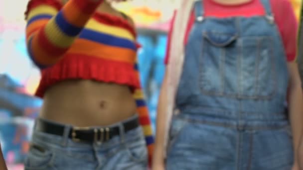 Multietniska tonårsvänner att sätta handflator tillsammans, enhet gest, vänskap — Stockvideo