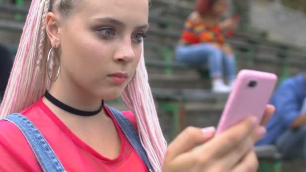 Överraskad snygg tonåring flicka läser bra kommentar i sociala nätverk konto, app — Stockvideo