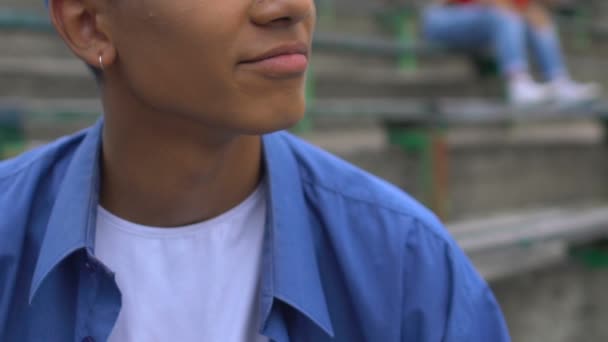 Glücklich afrikanisch amerikanisch teen guy watch sport match outdoor, Freizeit — Stockvideo