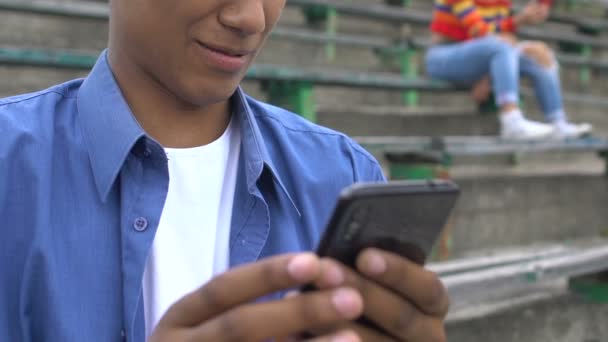 アフリカ系アメリカ人ティーン男見ひどいビデオコンテンツ上の携帯電話,ネットワーク — ストック動画