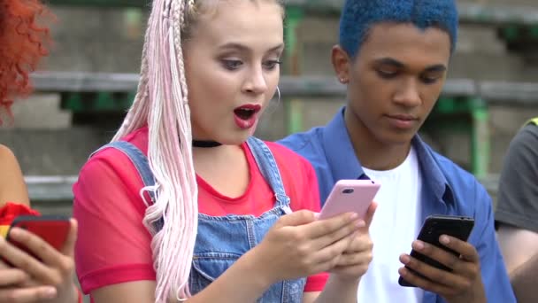 Opgewonden trendy meisje delen smartphone foto als met vrienden negeren van haar, app — Stockvideo