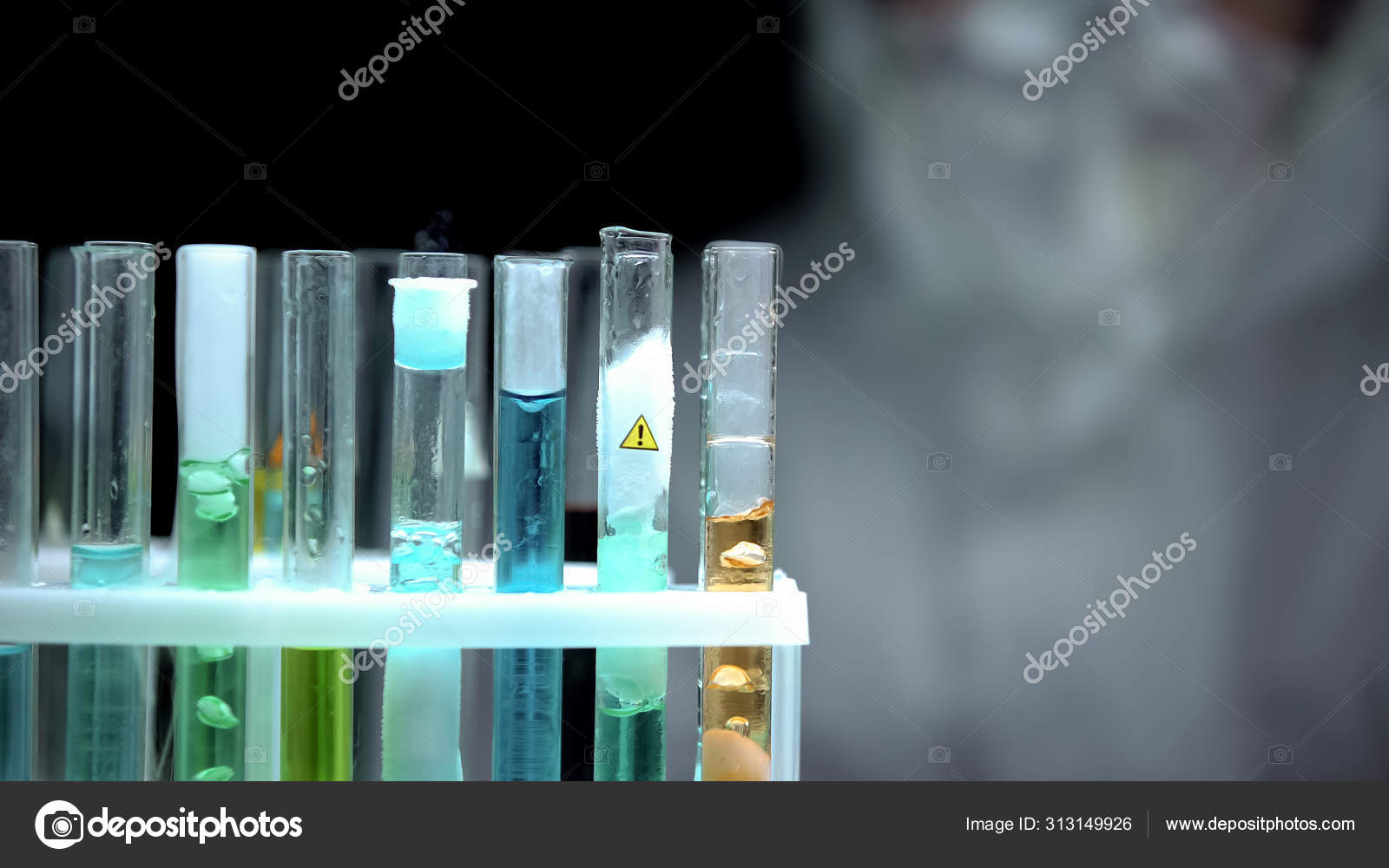 Пробирки с цветами. Рука с пробиркой. Процесс в пробирке. Биотехнология пробирки. Процесс в пробирке.