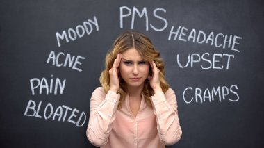 Pms hayali sorunlar nedeniyle baş ağrısı çeken kadın, hormon dengesizliği