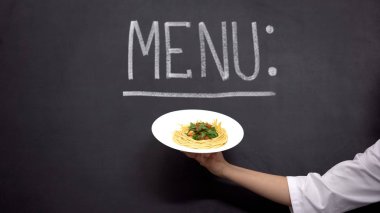 Menü arka planda makarna ile el gösteren tabak, lezzetli yemek tarifleri