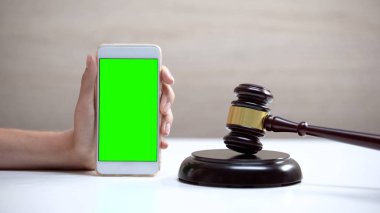 Akıllı telefon yeşil ekranı tutan kadın, ses bloğunda duran tokmak, uygulama.