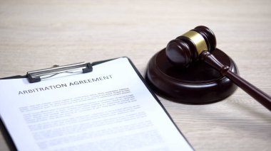 Tahkim anlaşması masası, tokmak sağlam blokta yatıyor, anlaşmazlık çözümü